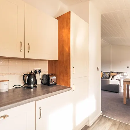 Chestnut With Hot Tub Деревянный коттедж *