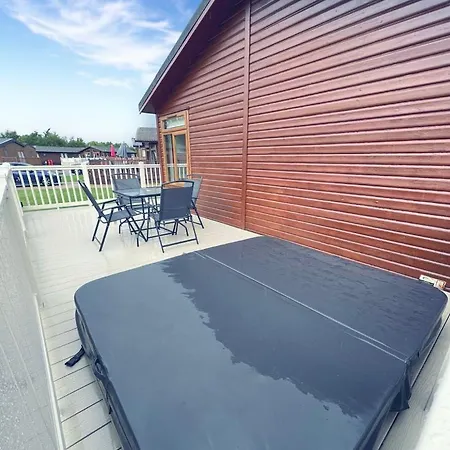 Chestnut With Hot Tub *