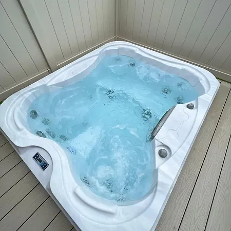Chestnut With Hot Tub * Малтон