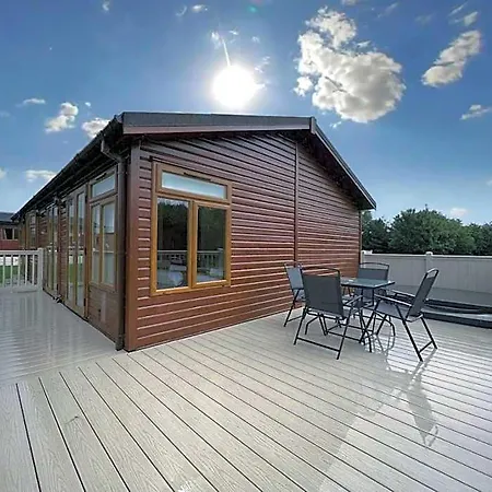 Chestnut With Hot Tub Деревянный коттедж *