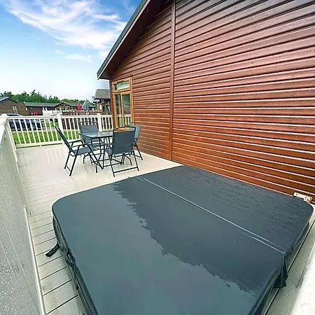 Chestnut With Hot Tub *