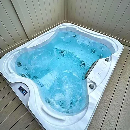 Chestnut With Hot Tub * Малтон