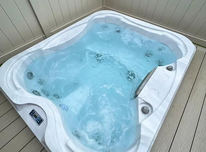 Chestnut With Hot Tub * Malton