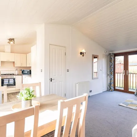 Chestnut With Hot Tub Malton