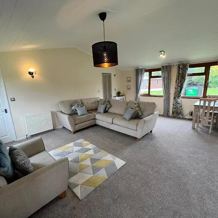 Chestnut With Hot Tub * Malton